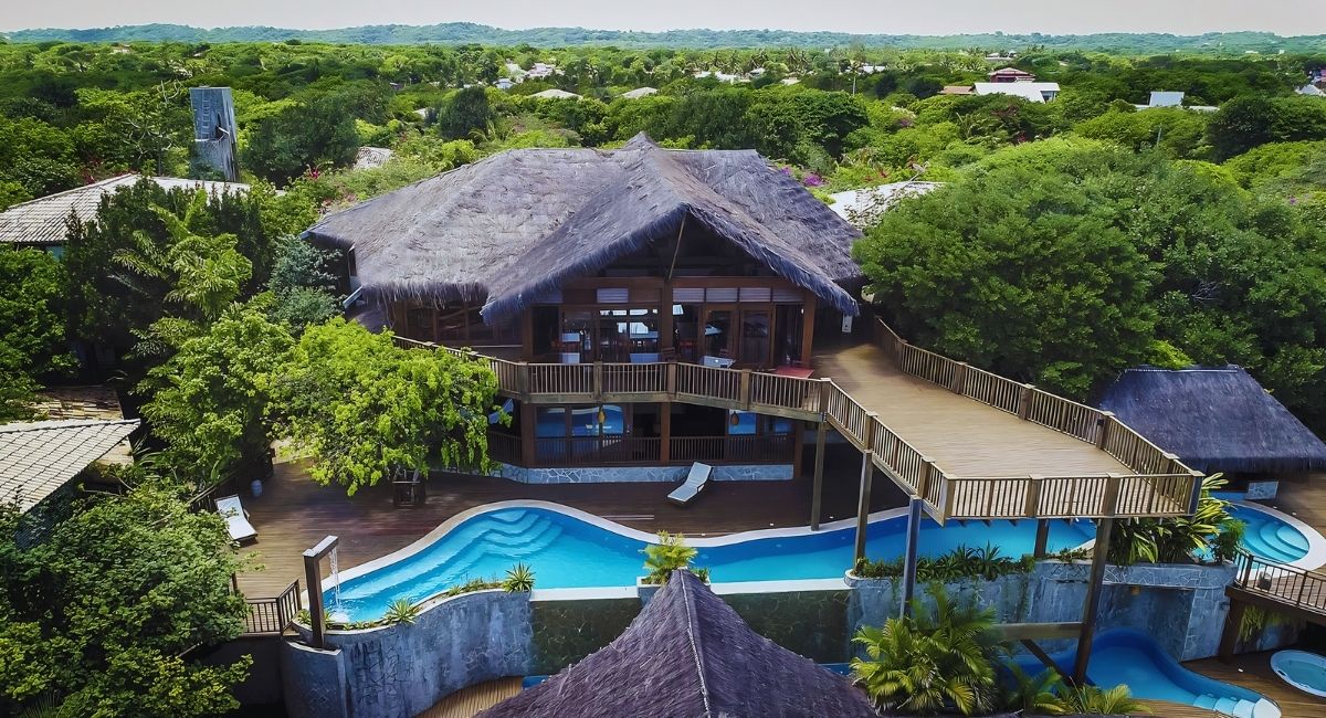Happy Hour na Piscina do Hotel Sombra Floresta: Música, Drinks e Vibes Exclusivas